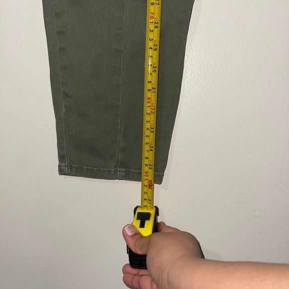 Cargo-style jeans. - Picture 8 of 9